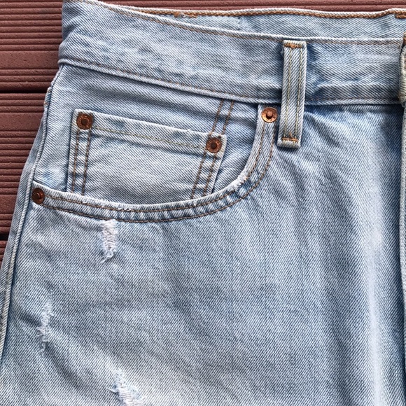 Levi’s Distressed Mini Denim Skirt Size 30 Levi Strauss Light Wash - Picture 8 of 11